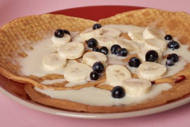 Siyah frenk üzümü ve muzlu krep yığını