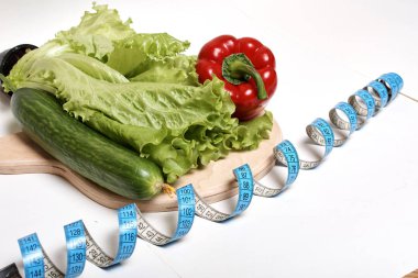sağlıklı sebzeler ve ölçü bandı
