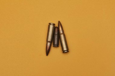 Sarı arkaplandaki mermilerin yakın plan görüntüsü    