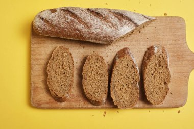 Tahtada taze çavdar ekmeği.