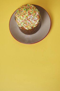 Fotokopi alanı olan sarı arkaplanda Paskalya pastası