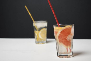 Limon ve greyfurt dilimli taze yaz kokteylleri, yakın görüş.