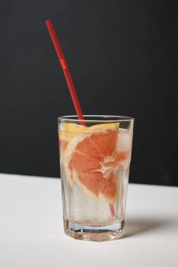 Greyfurt dilimli taze yaz kokteyli, yakın görüş.