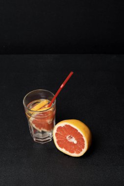 Greyfurt dilimli taze yaz kokteyli, yakın görüş.