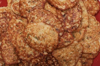 Patatesli gözlemelerin yakın plan görüntüsü.