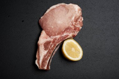 Limonlu marine edilmiş biftek.