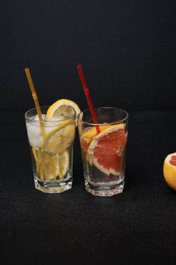 Limon ve greyfurt dilimli taze yaz kokteylleri, yakın görüş.