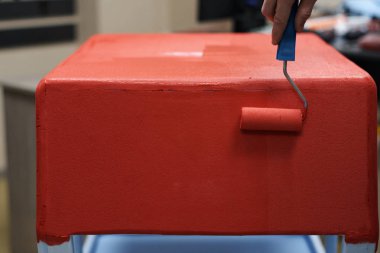 kırmızı boya tarafından yüzey boyama insanın yakın çekim  