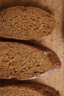 Tahtada taze çavdar ekmeği.