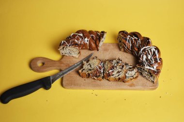 Tahtada taze pişmiş kek.