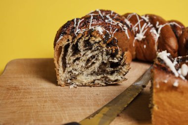 Tahtada taze pişmiş kek.