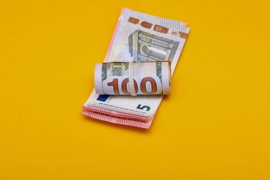 sarı arka plan üzerinde dolar ve euro para paketi