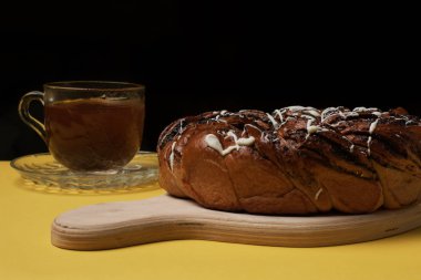 Tahtada taze pişmiş kek var.