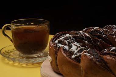 Tahtada taze pişmiş kek var.