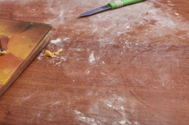 Un, bıçak ve tahta masa, yakın plan.