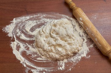 Mutfak masasındaki buğday ununun yakın plan görüntüsü.