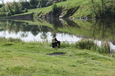  Nehir kıyısında yaşayan bir balıkçı.