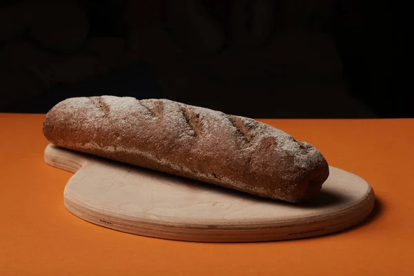 Frisches Schmackhaftes Roggenbrot Auf Holzbrett — Stockfoto