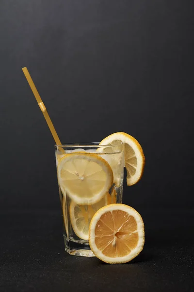 夏季新鲜鸡尾酒 柠檬片 — 图库照片