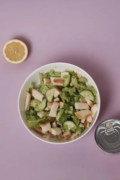 キュウリ レタス レモンと健康的なサラダ — ストック写真
