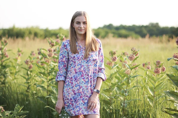 Hübsche Junge Frau Kleid Posiert Auf Feld Mit Blumen — Stockfoto