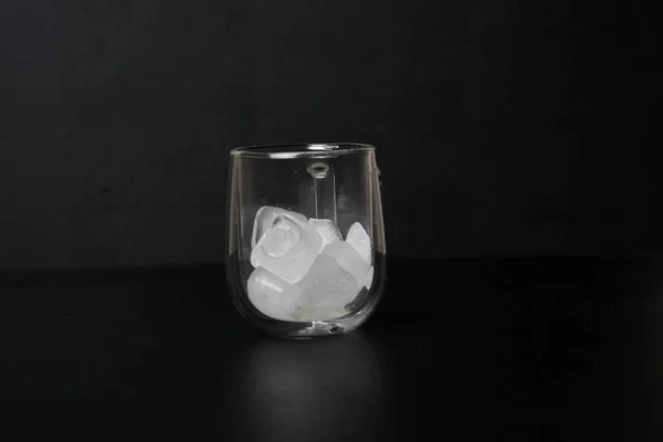 Крупним Планом Вид Кубики Льоду Склі Чорному Фоні — стокове фото