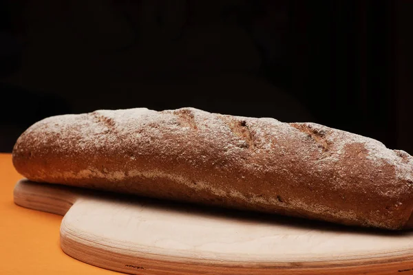 Frisches Schmackhaftes Roggenbrot Auf Holzbrett — Stockfoto