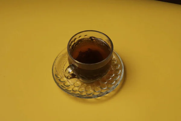 Крупним Планом Скляна Чашка Чаю Жовтій Поверхні — стокове фото