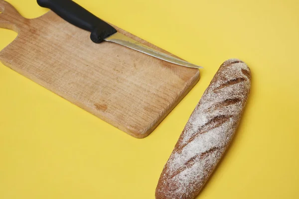 Pão Centeio Fresco Saboroso Tábua Madeira Com Faca — Fotografia de Stock