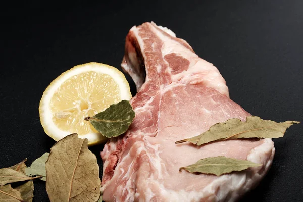Сырое Мясо Лимон Травы Черном Фоне — стоковое фото