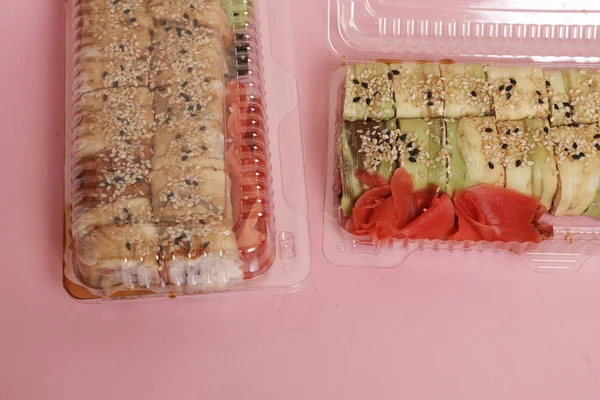 Sushi Japonés Rollos Sobre Fondo Rosa — Foto de Stock