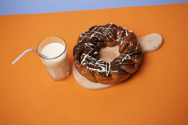 Pastel Recién Horneado Sobre Tabla Madera Servido Con Vaso Leche — Foto de Stock