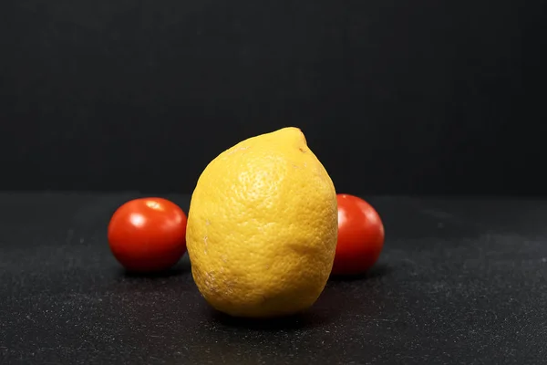 Verse Citroen Tomaten Zwarte Achtergrond — Stockfoto