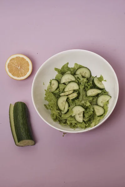 Gesunder Salat Mit Gurken Salat Und Zitrone — Stockfoto