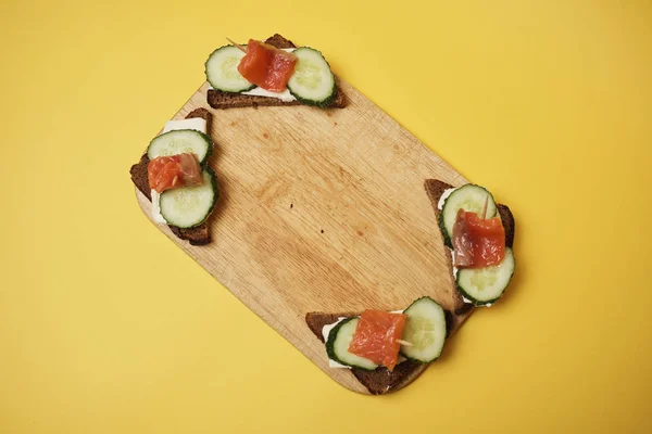 Sandwiches Con Salmón Pepinos — Foto de Stock