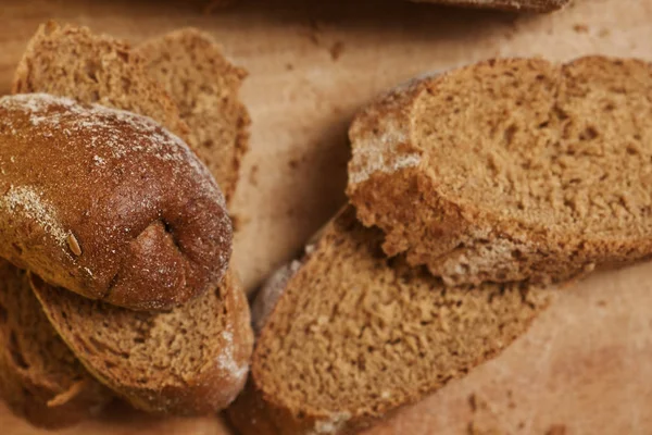 Φρέσκο Νόστιμο Ψωμί Σίκαλης Ξύλινη Σανίδα — Φωτογραφία Αρχείου