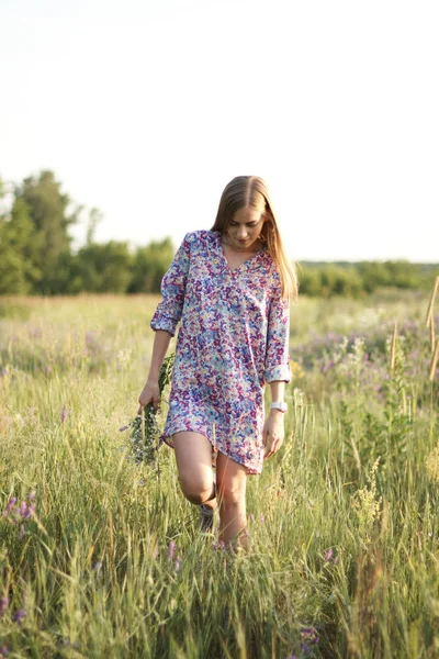Mujer Bastante Joven Vestido Posando Campo Con Flores — Foto de Stock