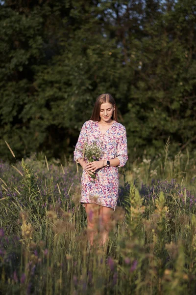Mujer Bastante Joven Vestido Posando Campo Con Flores — Foto de Stock
