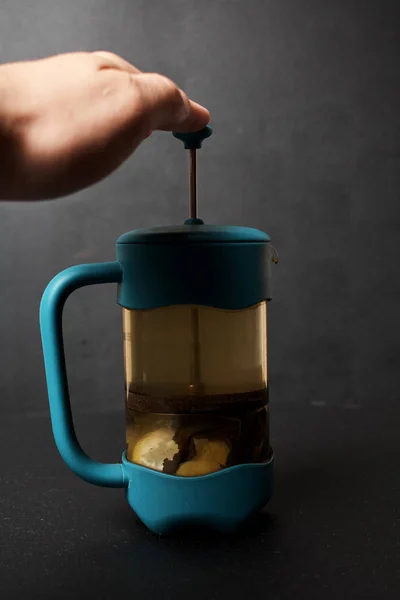 Κομμένο Πλάνο Του Προσώπου Που Κατέχει Μπλε Τσαγιέρα Ζεστό Τσάι — Φωτογραφία Αρχείου