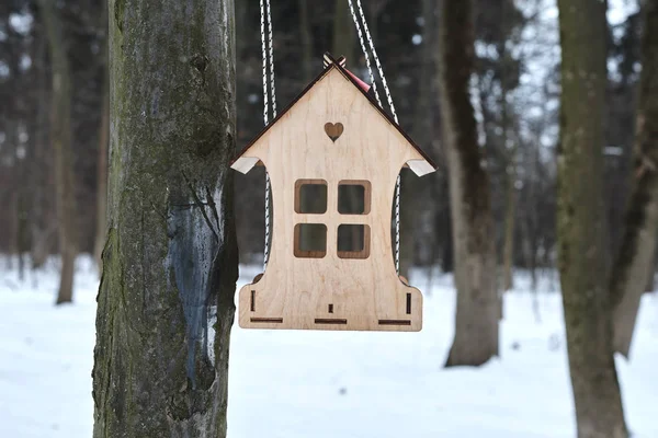 Vogelfutterhäuschen Voller Nahrung Hängt Winterwald Baum — Stockfoto