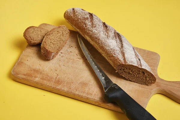 Nahaufnahme Von Frischem Schmackhaftem Roggenbrot Messer Und Holzbrett Auf Gelbem — Stockfoto