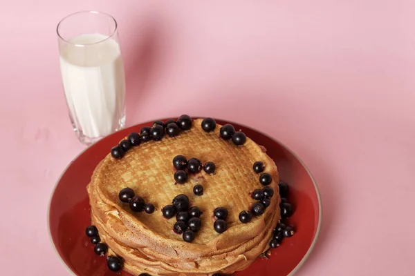 Montón Crepes Con Grosella Negra Servidos Con Vaso Leche — Foto de Stock