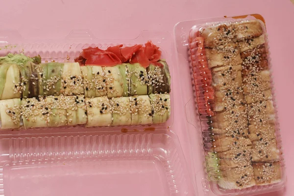 Sushi Japonés Rollos Sobre Fondo Rosa —  Fotos de Stock