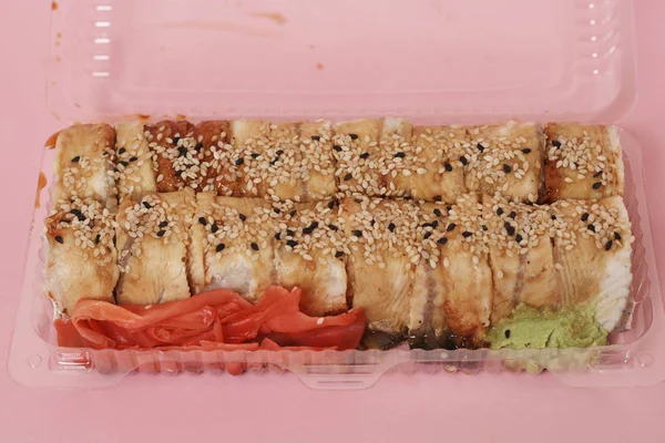 Sushi Japonés Rollos Sobre Fondo Rosa —  Fotos de Stock