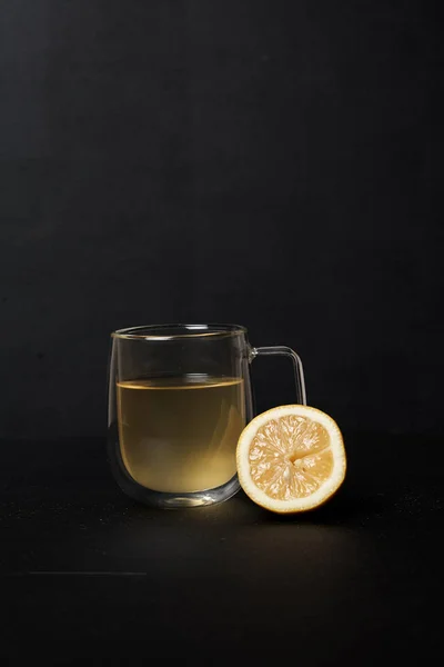 Ένα Ποτήρι Λεμονάδα Λεμόνι Σκούρο Φόντο — Φωτογραφία Αρχείου