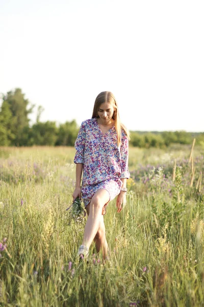 Hübsche Junge Frau Kleid Posiert Auf Feld Mit Blumen — Stockfoto