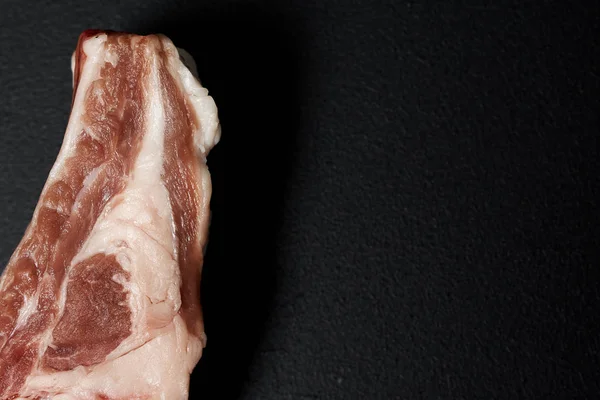 Kawałek Mięsa Czarnym Tle — Zdjęcie stockowe