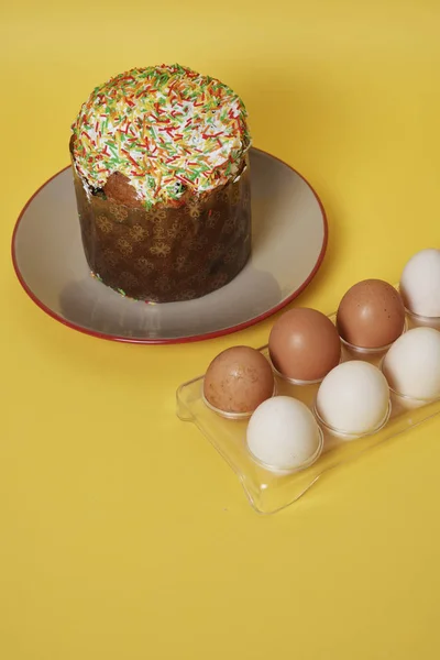 Huevos Recipiente Plástico Con Pastel Pascua Sobre Fondo Amarillo Brillante — Foto de Stock