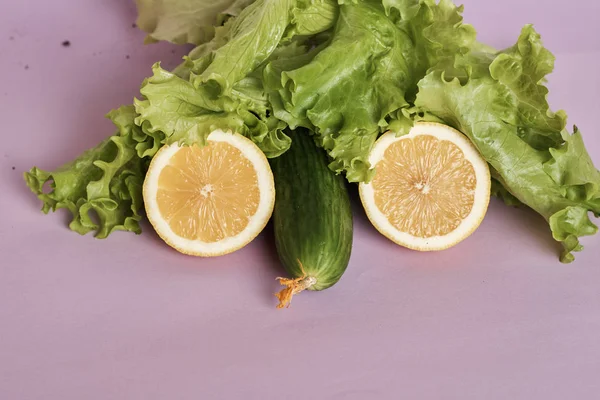 Gurke Mit Salatblättern Und Zitronenhälften Auf Rosa Hintergrund Nahsicht — Stockfoto