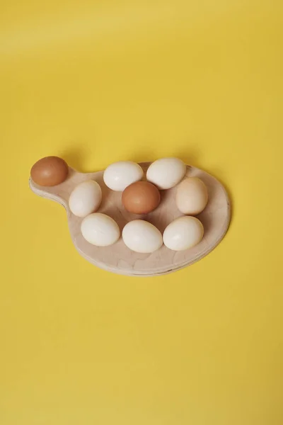 Αυγά Ξύλινη Σανίδα Έντονο Κίτρινο Φόντο — Φωτογραφία Αρχείου